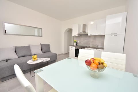 Kitchen or kitchenette, Living room, Seating area, Dining area