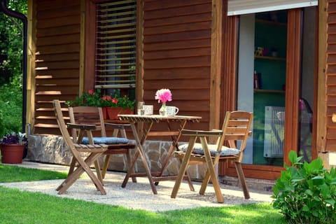Property building, Patio, Day, Garden, Balcony/Terrace, Seating area, Garden view