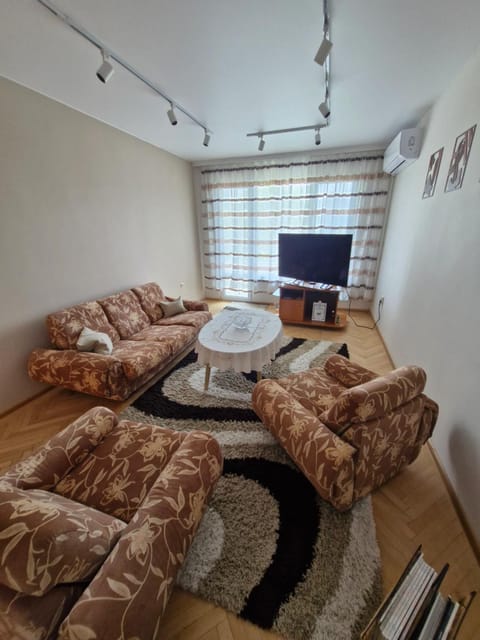 Communal lounge/ TV room, Bed, TV and multimedia, Living room, Seating area