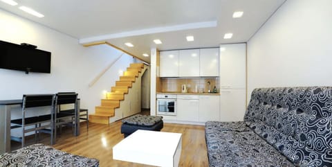 Bed, Summer, TV and multimedia, Kitchen or kitchenette, Living room, Photo of the whole room, On site, Time of day