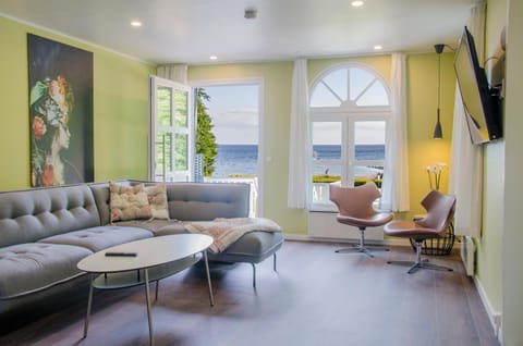 TV and multimedia, Living room, Sea view