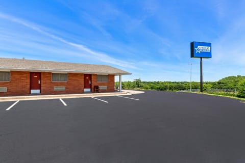 Property building, Day, Neighbourhood, Parking