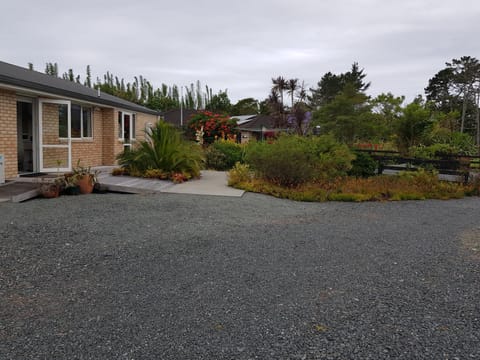 Property building, Facade/entrance, Garden