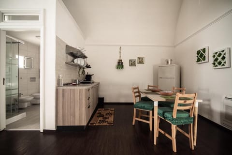 Kitchen or kitchenette, Seating area