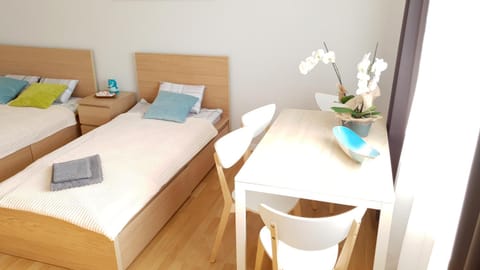 Staff, Bed, Activities, Photo of the whole room, Decorative detail, Bedroom, Family