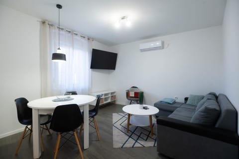 TV and multimedia, Living room, Seating area, Dining area, air conditioner