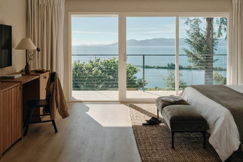 Patio, Bed, TV and multimedia, View (from property/room), Bedroom, River view, furniture