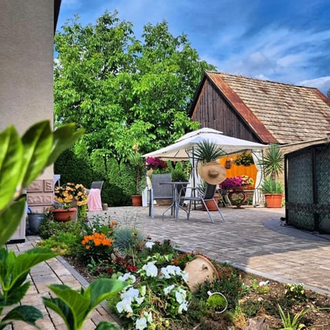 Spring, Day, Garden, Balcony/Terrace, Seating area, Garden view