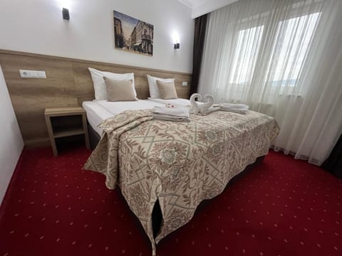 Bed, TV and multimedia, Balcony/Terrace, Living room, Bedroom, City view, cot, air conditioner