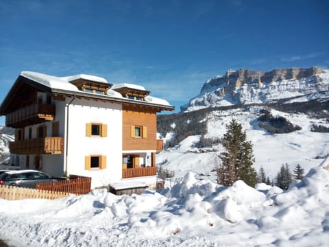 Property building, Natural landscape, Winter, Skiing, Skiing, Hiking, Mountain view, Mountain view