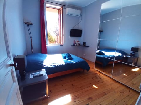 Photo of the whole room, Bedroom
