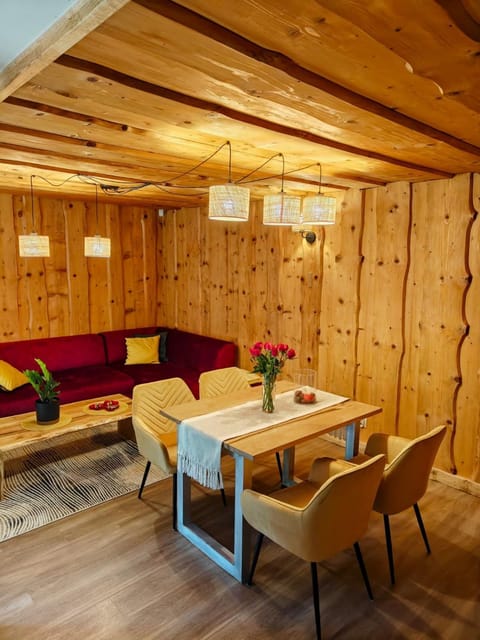 Sauna, Living room