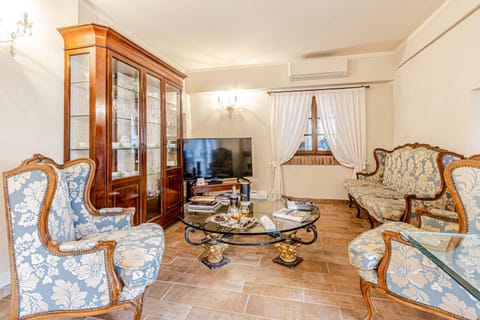 Chateau La Siroque Villa in Tuscany