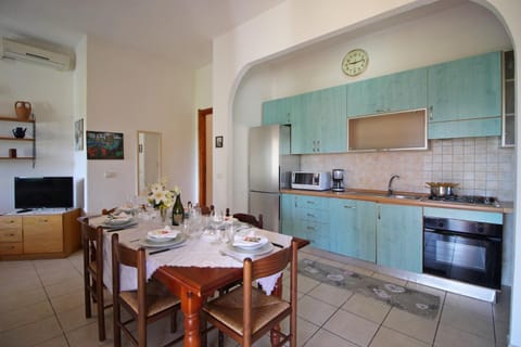 TV and multimedia, Coffee/tea facilities, Kitchen or kitchenette, Dining area, dishwasher, oven, pet friendly, stove, toaster