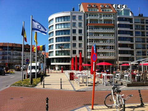 Property building, Nearby landmark, Restaurant/places to eat, Neighbourhood, Beach, Area and facilities, Shopping Area