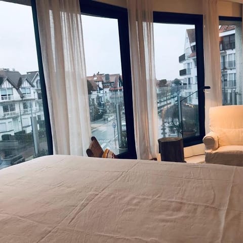 Nearby landmark, Communal lounge/ TV room, View (from property/room), Balcony/Terrace, Photo of the whole room, Decorative detail, Decorative detail, City view, City view, Sea view, Street view, Street view, Quiet street view