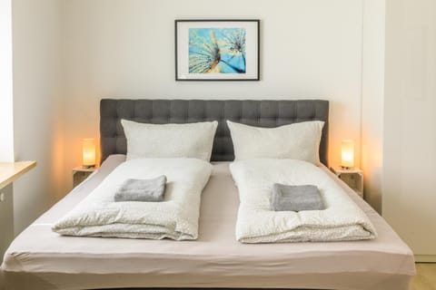 Bed, Bedroom, towels