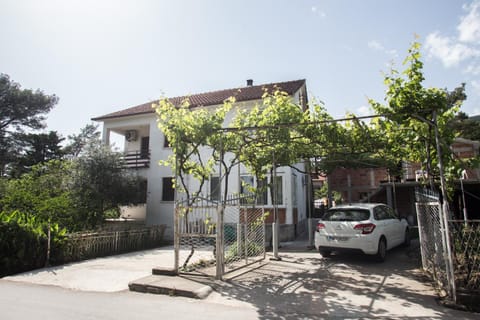 Property building, Patio, Facade/entrance