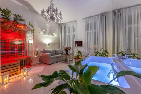Hot Tub, Hot Tub, Sauna, Sauna, Living room, Bath