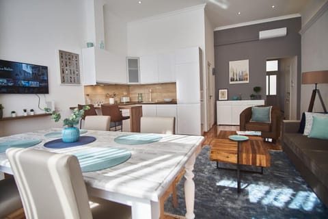 Property building, TV and multimedia, Kitchen or kitchenette, Living room, Seating area