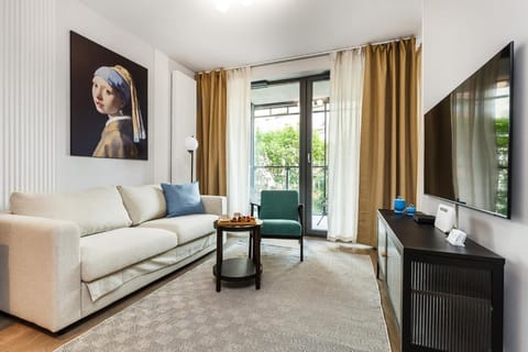 TV and multimedia, Living room, Seating area, Evening entertainment