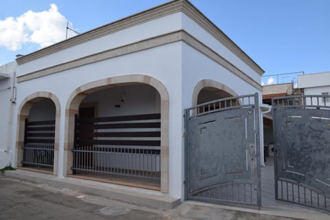 Property building, Nearby landmark, Facade/entrance, On site