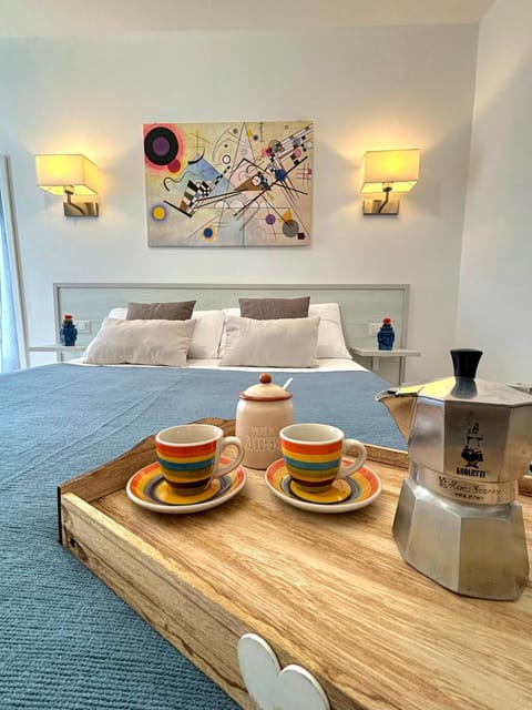 Bed, Coffee/tea facilities, Living room, Food and drinks, Photo of the whole room, Bedroom