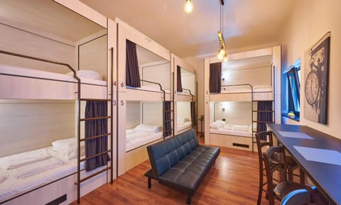 Photo of the whole room, Seating area, Bedroom, bunk bed