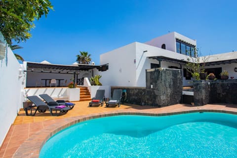 Swimming pool, sunbed