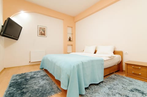 Bed, TV and multimedia, Bedroom