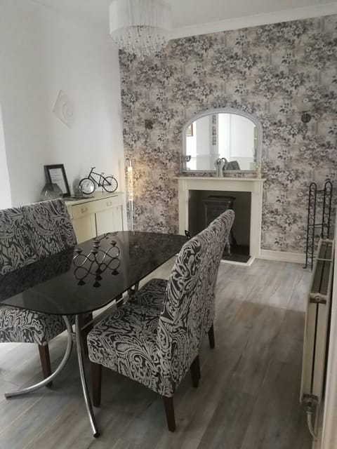 Seating area, Dining area