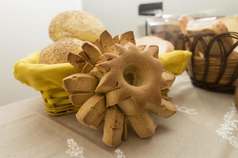 On-site shops, Lounge or bar, Food and drinks, Decorative detail, Food, Breakfast, Continental breakfast, Buffet breakfast