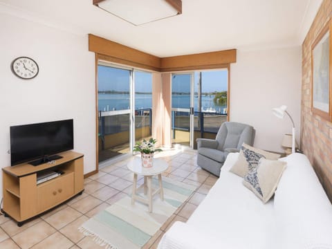 TV and multimedia, View (from property/room), Balcony/Terrace, Living room, Seating area, Lake view, River view