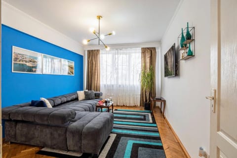 Communal lounge/ TV room, People, TV and multimedia, Coffee/tea facilities, Living room, Photo of the whole room, Seating area, Guests, City view, Garden view, Street view, Drinks, Family