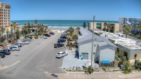 Property building, Day, Natural landscape, Beach, City view, Sea view, Street view, Location, Parking