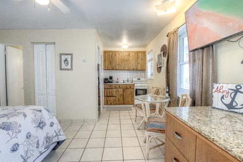 Bed, Kitchen or kitchenette, Dining area, oven, stove