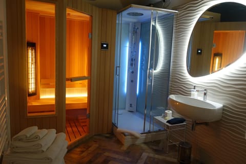 Shower, Toilet, Massage, Sauna, Sauna, Steam room, Bathroom, Spa and wellness centre/facilities