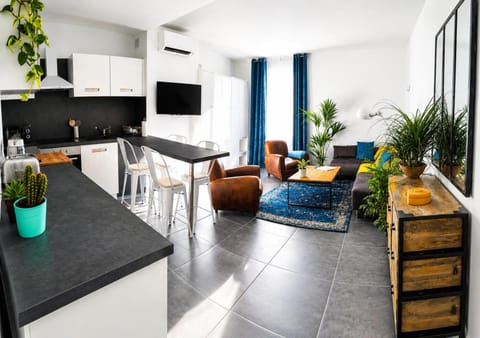 TV and multimedia, Dining area, minibar, oven