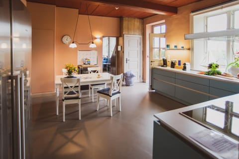 Coffee/tea facilities, Kitchen or kitchenette, Dining area, stove, kitchen, kitchen