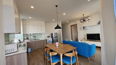 TV and multimedia, Kitchen or kitchenette, Living room, Seating area, Dining area, stove