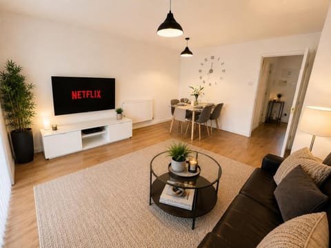 TV and multimedia, Living room, Seating area, Evening entertainment