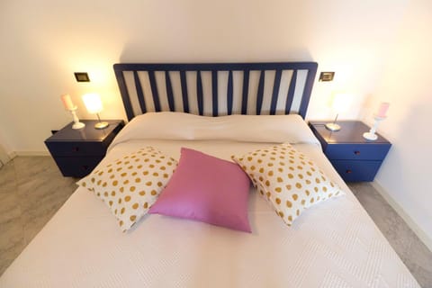 Bed, Photo of the whole room, Decorative detail