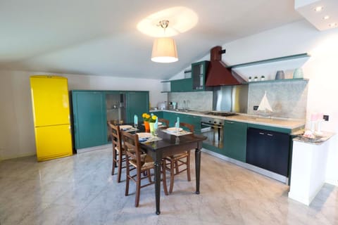 Kitchen or kitchenette, Dining area, dishwasher, minibar, oven, pet friendly, stove