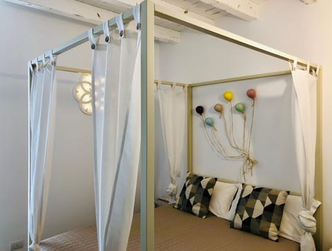Bed, Photo of the whole room, Decorative detail, Bedroom