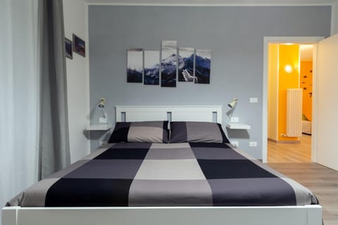 Bed, Winter, Decorative detail, Bedroom, Mountain view, Family