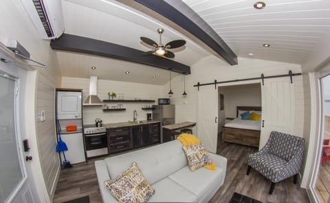 View (from property/room), Kitchen or kitchenette, Dining area, oven, stove