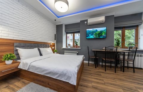 Bed, TV and multimedia, Living room, Photo of the whole room, Seating area, Evening entertainment, Bedroom
