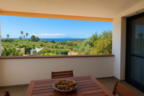 Day, Natural landscape, View (from property/room), Balcony/Terrace, Dining area, Sea view