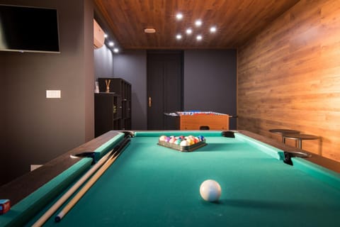 Billiard, Game Room