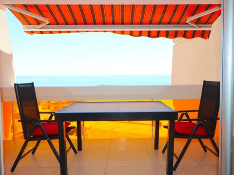 Patio, View (from property/room), Balcony/Terrace, Dining area, Beach, Sea view, Sunrise